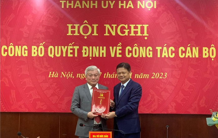 Thành ủy Hà Nội trao quyết định về công tác cán bộ