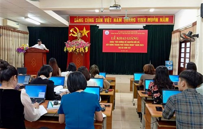 Khai mạc lớp bồi dưỡng về chuyển đổi số, xây dựng thành phố thông minh năm 2023