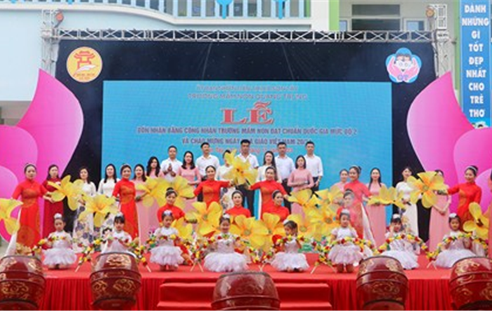 Trường mầm non Quang Trung (thị xã Sơn Tây) đón Bằng công nhận đạt chuẩn Quốc gia mức độ 2