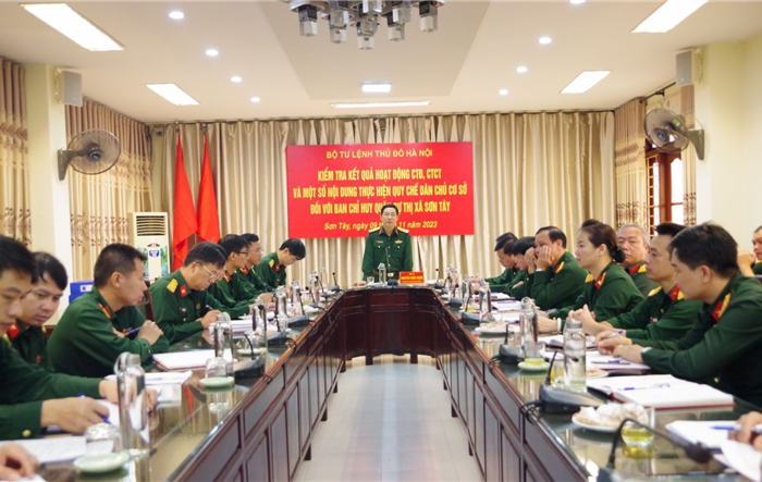  Phó Chính uỷ Bộ Tư lệnh kiểm tra hoạt động công tác ban CHQS thị xã Sơn Tây