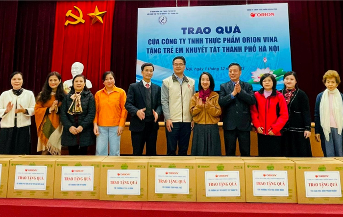 Tặng quà cho trẻ em khuyết tật Hà Nội