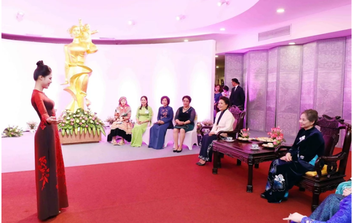 Phu nhân Trung Quốc ấn tượng với những tấm gương phụ nữ Việt Nam
