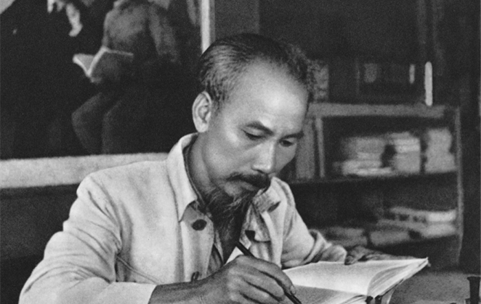 Tấm gương Hồ Chí Minh về gắn tổng kết thực tiễn, nghiên cứu lý luận với đề ra chủ trương, chính sách và sự vận dụng của Đảng ta