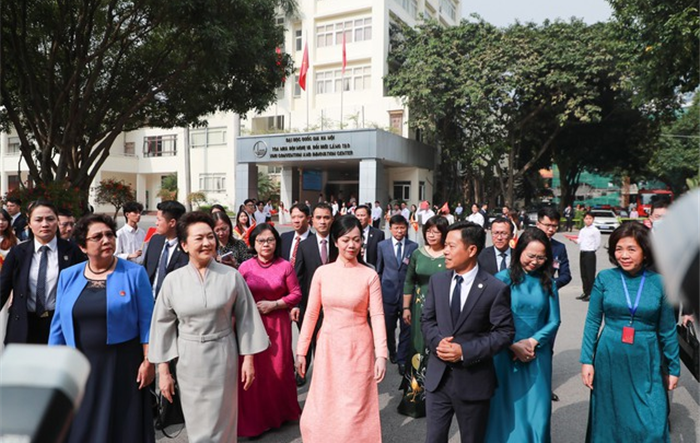 Phu nhân Chủ tịch nước Việt Nam và Phu nhân Tổng Bí thư, Chủ tịch nước Trung Quốc giao lưu với sinh viên ĐHQGHN