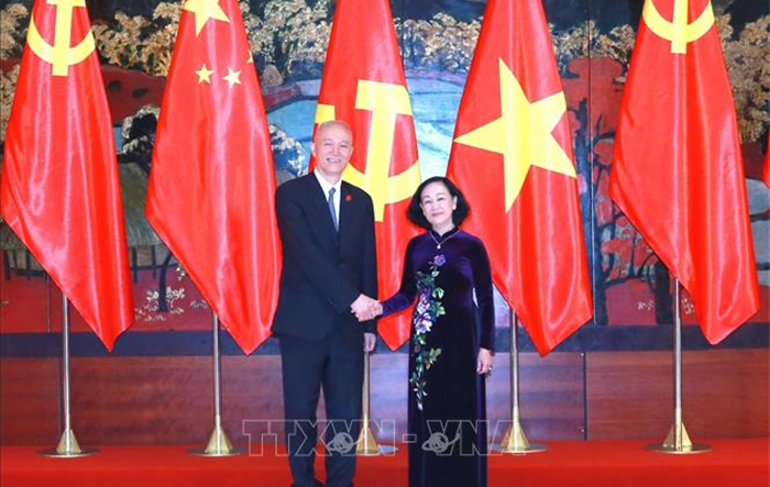 Thường trực Ban Bí thư Trương Thị Mai hội đàm với Chánh Văn phòng Trung ương Đảng Cộng sản Trung Quốc