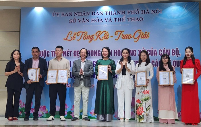 Lễ trao giải Cuộc thi ảnh "Nét đẹp trong văn hóa ứng xử của cán bộ, công chức viên chức người lao động trong các cơ quan thuộc thành phố Hà Nội - 2023"