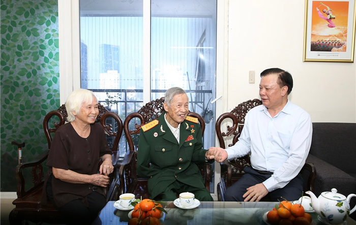 Bí thư Thành uỷ Đinh Tiến Dũng thăm, tặng quà Đại tá, Anh hùng lực lượng vũ trang nhân dân La Văn Cầu