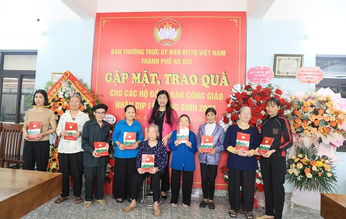 Chủ tịch Ủy ban MTTQ Việt Nam thành phố chúc mừng Giáo xứ Tử Đình nhân dịp Noel 2023