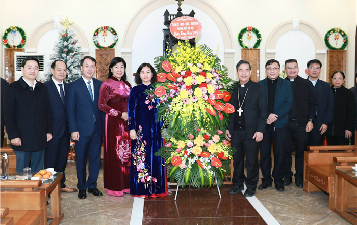 Phó Bí thư Thường trực Thành uỷ Nguyễn Thị Tuyến chúc mừng Giáo phận Hưng Hoá nhân dịp Giáng sinh 2023
