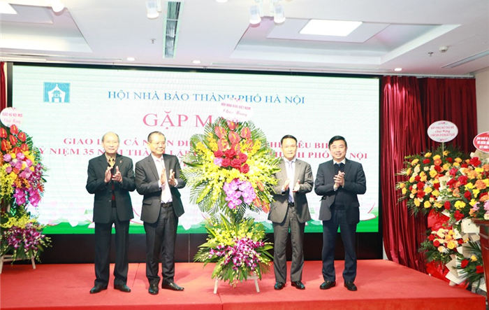 Hội Nhà báo thành phố Hà Nội: Gặp mặt giao lưu cá nhân điển hình, tập thể tiêu biểu