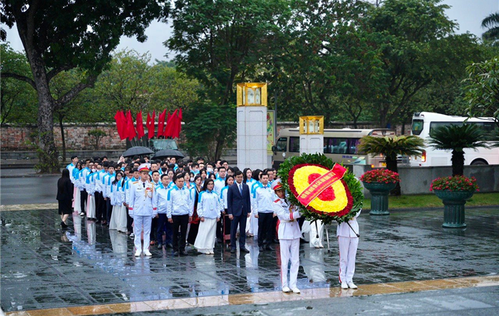 Đại biểu sinh viên toàn quốc viếng Lăng Chủ tịch Hồ Chí Minh