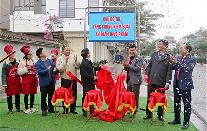 Lễ gắn biển “Khu đô thị tăng cường kiểm soát an toàn thực phẩm” phường Trung Hưng (thị xã Sơn Tây)