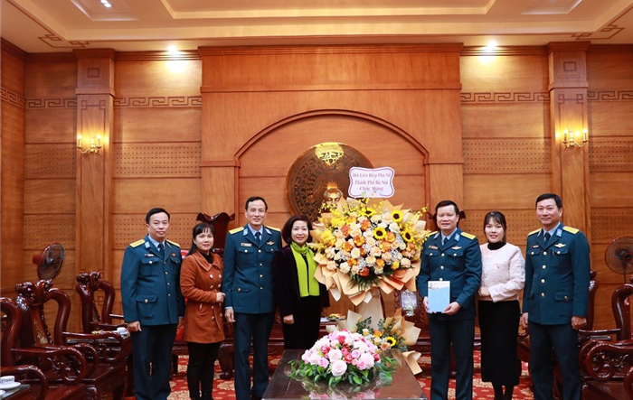 Đoàn công tác Hội LHPN thành phố thăm, chúc mừng các đơn vị quân đội trên địa bàn Thủ đô