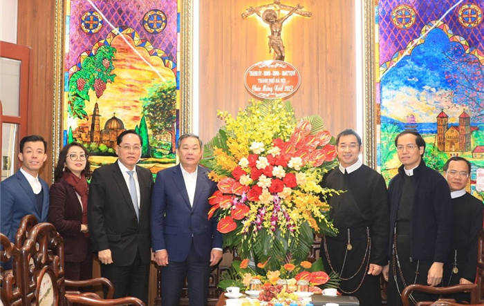 Phó Chủ tịch Thường trực UBND thành phố Lê Hồng Sơn thăm, chúc mừng Giáo xứ Thái Hà
