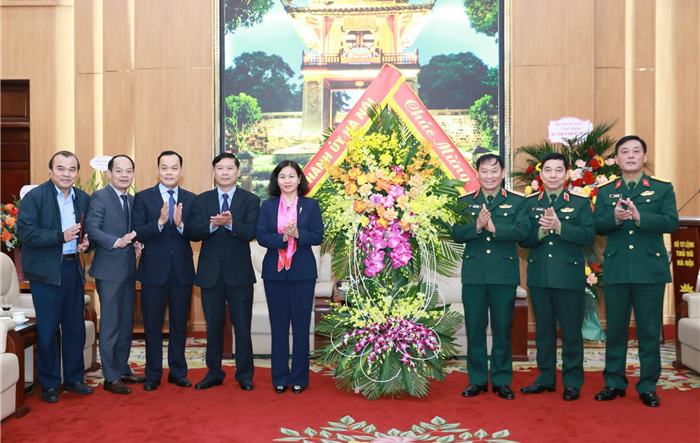 Phó Bí thư Thường trực Thành ủy Nguyễn Thị Tuyến thăm, chúc mừng Bộ Tư lệnh Thủ đô
