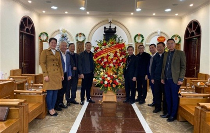 Phó Giám đốc Công an thành phố thăm Tòa Giám mục Giáo phận Hưng Hóa nhân dịp Giáng sinh 2023