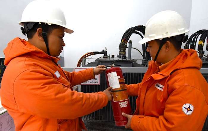 Tổng Công ty Điện lực thành phố lên phương án đảm bảo điện phục vụ Tết Dương Lịch 2024