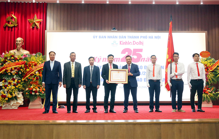 Báo Kinh tế & Đô thị đón nhận Huân chương Lao động hạng Nhất