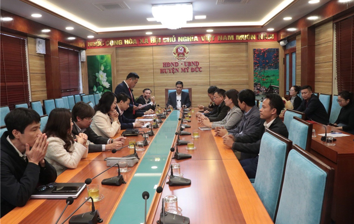 Huyện Mỹ Đức trao quyết định về công tác cán bộ quản lý cơ quan, đơn vị thuộc UBND huyện