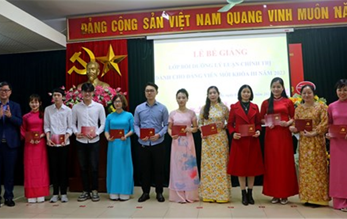 Thị xã Sơn Tây: Bế giảng lớp bồi dưỡng lý luận chính trị cho đảng viên mới khóa III năm 2023