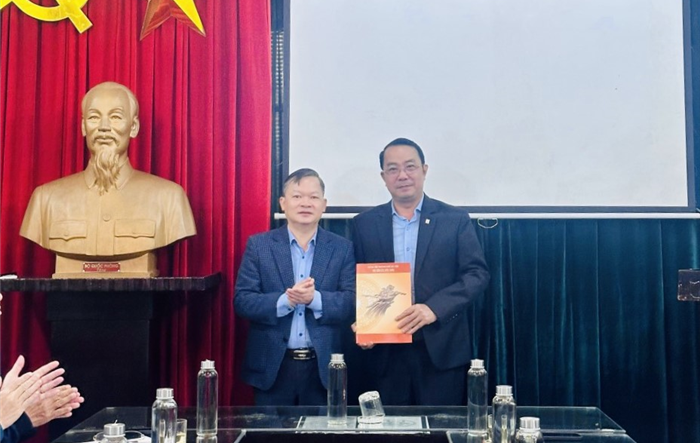 Huyện ủy Sóc Sơn trao quyết định công tác cán bộ tại Chi bộ Trung tâm Quản lý khu du lịch - di tích Đền Sóc Sơn
