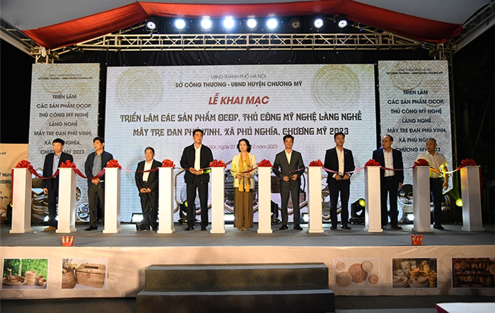 Khai mạc Triển lãm các sản phẩm OCOP và thủ công mỹ nghệ Phú Nghĩa 2023