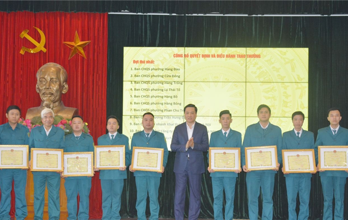 Quận Hoàn Kiếm khen thưởng tập thể và cá nhân trong thực hiện nhiệm vụ quân sự, quốc phòng