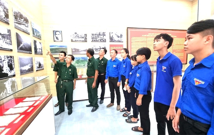 Bài 1: Đấu tranh phản bác quan điểm sai trái, thù địch, xuyên tạc, bôi nhọ các lãnh tụ của Đảng