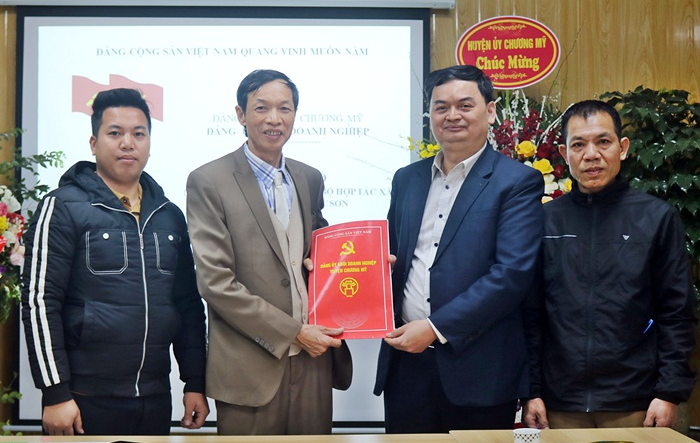 Đảng ủy khối Doanh nghiệp huyện Chương Mỹ công bố quyết định thành lập chi bộ Hợp tác xã rau quả sạch Chúc Sơn