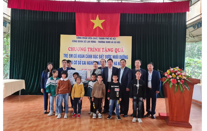 Sở Lao động - Thương binh và Xã hội tặng quà cho các trẻ em có hoàn cảnh đặc biệt