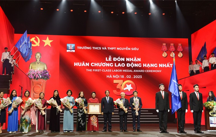 Trường THCS - THPT Nguyễn Siêu vinh dự đón nhận Huân chương Lao động hạng Nhất