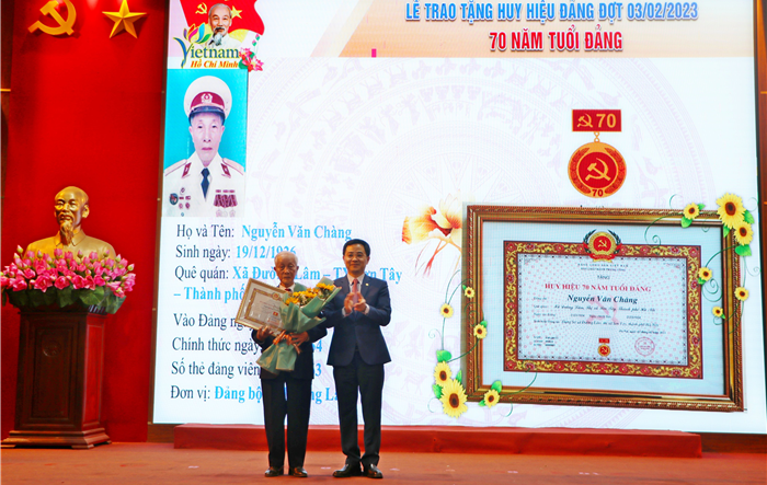 Đảng bộ thị xã Sơn Tây tổ chức Lễ  trao tặng Huy hiệu Đảng đợt 3-2