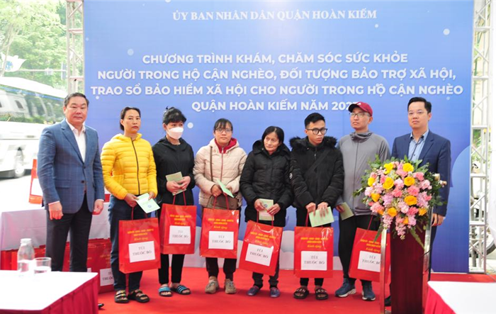 Quận Hoàn Kiếm: Khám sức khoẻ miễn phí, trao sổ bảo hiểm xã hội cho người dân có hoàn cảnh khó khăn