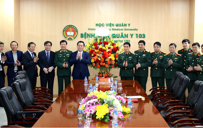 Trưởng ban Tuyên giáo Trung ương thăm, chúc mừng Bệnh viện 103, Nhi Trung ương nhân kỷ niệm 68 năm Ngày Thầy thuốc Việt Nam