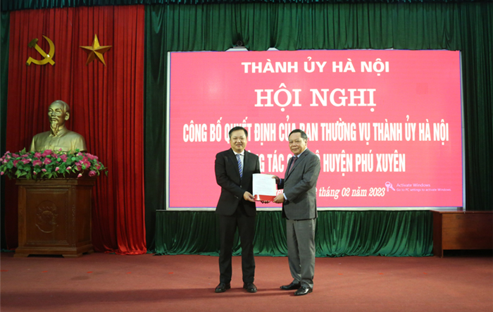 Phó Bí thư Thành uỷ Nguyễn Văn Phong trao quyết định công tác cán bộ tại Huyện uỷ Phú Xuyên
