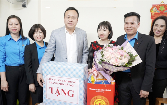 Chủ tịch Liên đoàn Lao động thành phố thăm, hỗ trợ lao động nữ có hoàn cảnh khó khăn