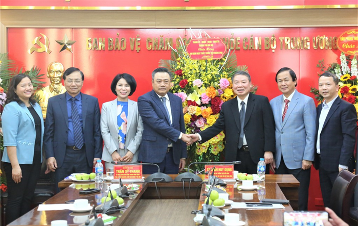 Chủ tịch UBND thành phố Trần Sỹ Thanh chúc mừng các đơn vị y tế nhân Ngày Thầy thuốc Việt Nam