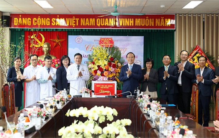 Chủ tịch HĐND thành phố Nguyễn Ngọc Tuấn thăm, chúc mừng Bệnh viện Đa khoa Mê Linh
