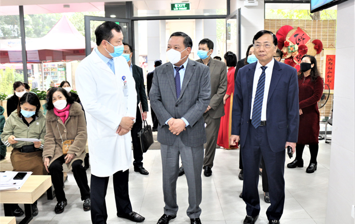 Phó Bí thư Thành ủy Hà Nội Nguyễn Văn Phong thăm, chúc mừng bệnh viện Ung bướu Hà Nội 