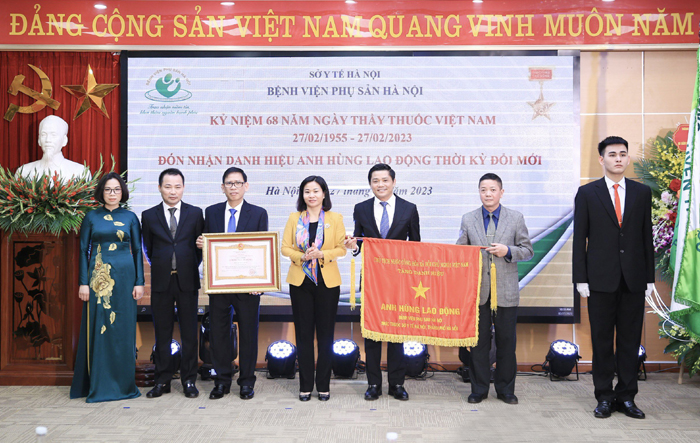 Phó Bí thư Thường trực Thành ủy Nguyễn Thị Tuyến thăm, chúc mừng Bệnh viện Phụ sản Hà Nội