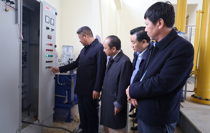 Phó Chủ tịch UBND thành phố Nguyễn Mạnh Quyền kiểm tra công trường thi công dự án tiếp nước, cải tạo, khôi phục sông Tích