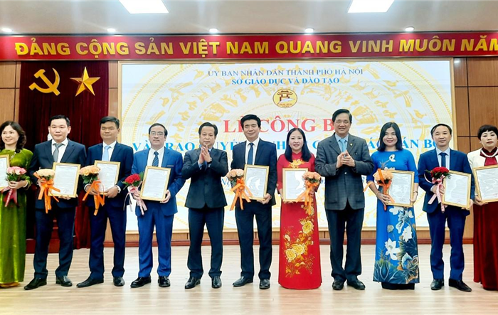 Sở Giáo dục và Đào tạo thành phố trao các quyết định về công tác cán bộ