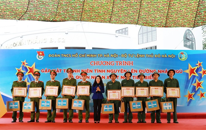 Thành đoàn Hà Nội thanh niên tình nguyện lên đường nhập ngũ và quân nhân xuất ngũ tiêu biểu năm 2023