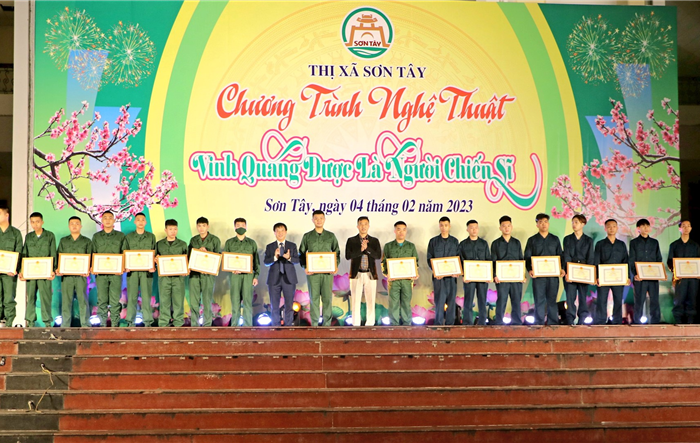 Thị xã Sơn Tây: Gặp mặt, động viên các thanh niên lên đường nhập ngũ