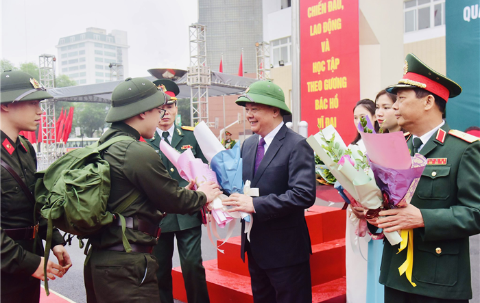 Bí thư Thành uỷ Đinh Tiến Dũng tặng hoa, tiễn chân tân binh quận Ba Đình lên đường nhập ngũ
