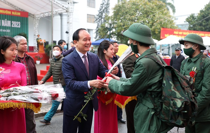 107 thanh niên ưu tú quận Hai Bà Trưng hăng hái lên đường thực hiện nghĩa vụ quân đội và công an nhân dân