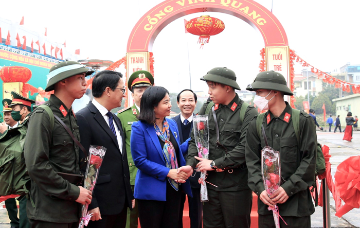 Phó Bí thư Thường trực Thành ủy Nguyễn Thị Tuyến động viên tân binh quận Bắc Từ Liêm lên đường nhập ngũ