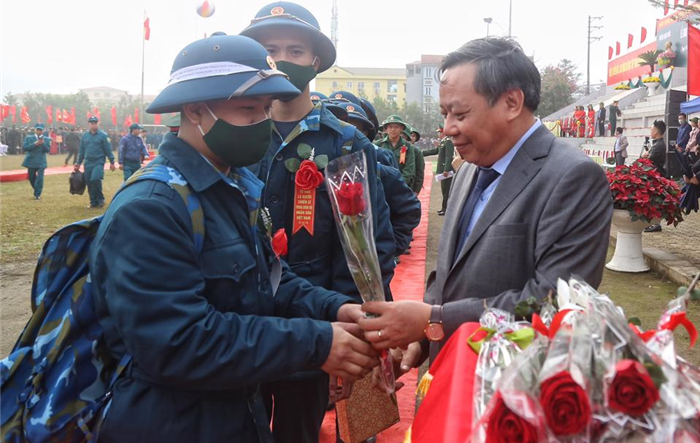 183 tân binh huyện Thạch Thất sôi nổi lên đường nhập ngũ 