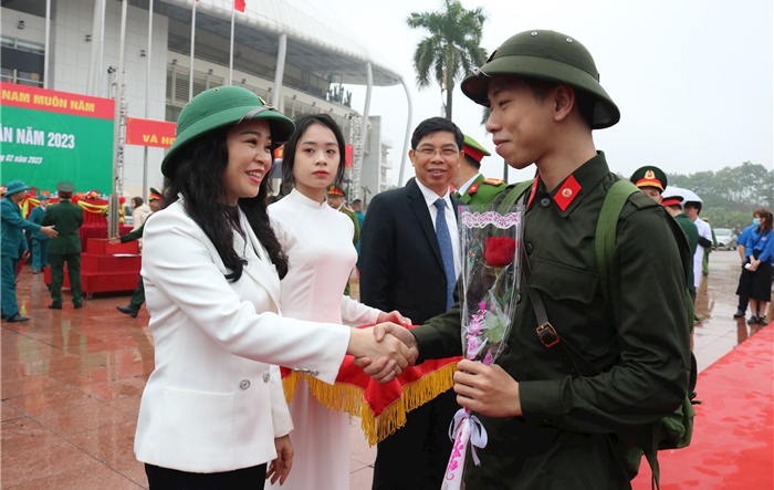 Bí thư Thành đoàn Hà Nội Chu Hồng Minh động viên tân binh quận Nam Từ Liêm lên đường nhập ngũ