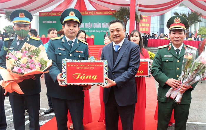 Chủ tịch UBND thành phố Trần Sỹ Thanh dự lễ giao nhận quân tại huyện Đông Anh